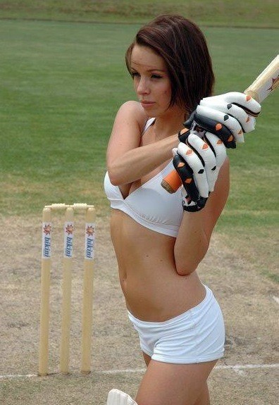 sexy-bikini-babes-playing-cricket-pics4